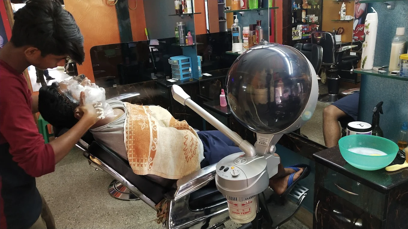 A stylist at Bouns Mens Salon & Parlour